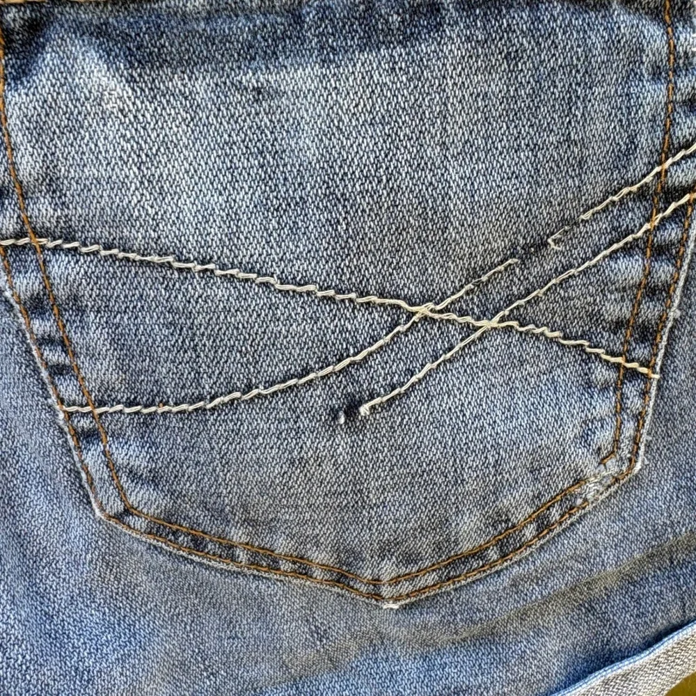 Aeropostale Womens 9/10 Denim Shorts Blue Low Rise Cuffed Medium Wash Y2K Casual